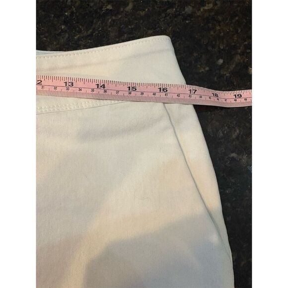 *3/$15 Isaac Mizrahi Women's White Scalloped Hem Chino Shorts Size 6 - Picture 9 of 11